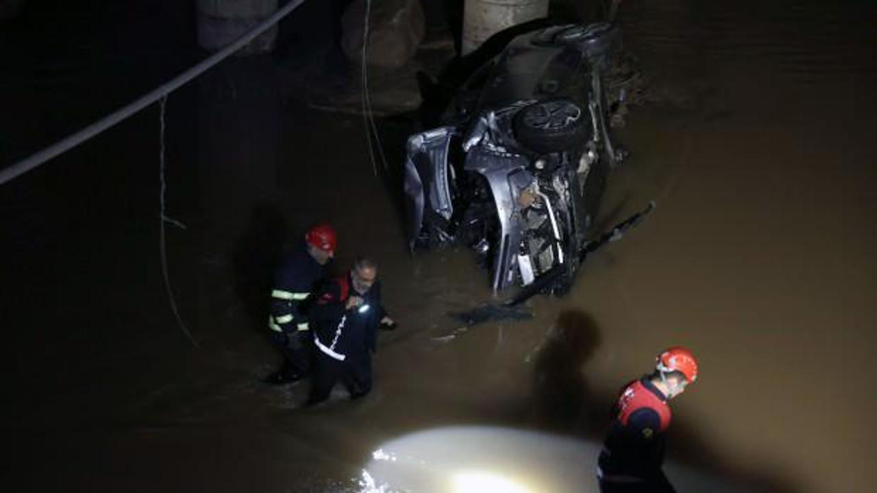 Otomobil Kızılırmak'a u&ccedil;tu: Camlar kesilerek kurtarıldılar