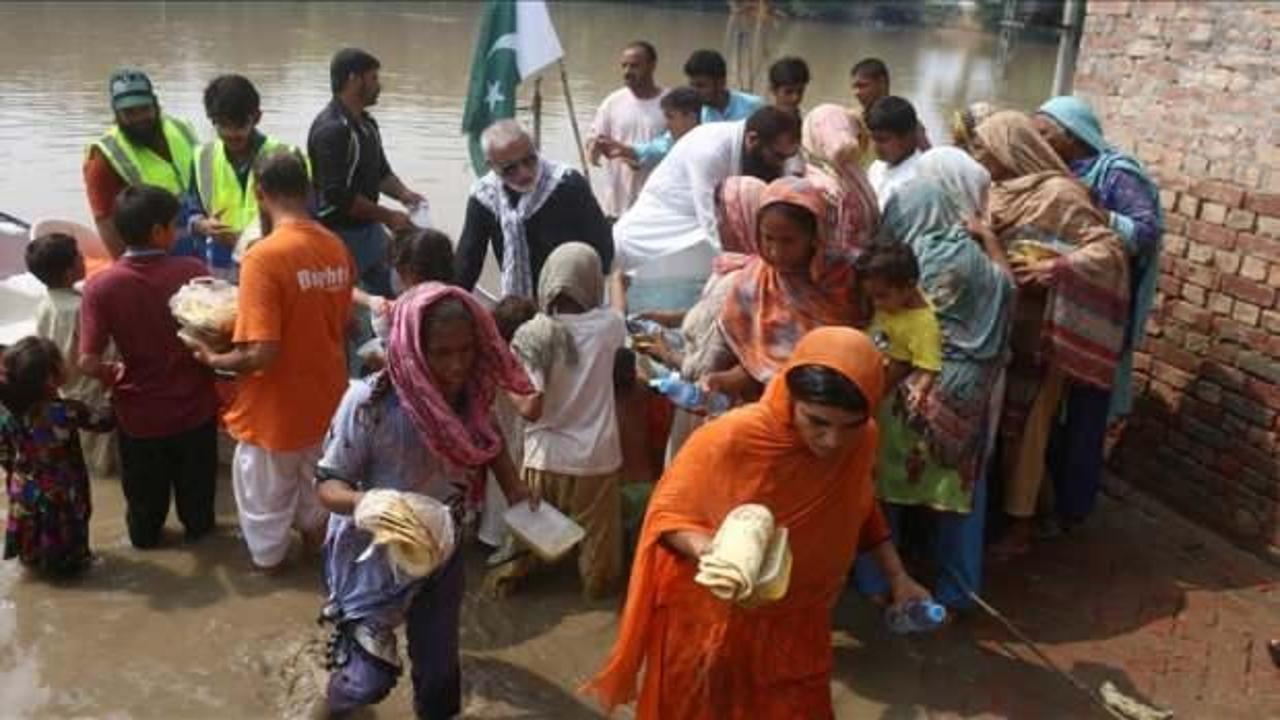 Pakistan'ın kuzeybatısı şiddetli yağışlara esir oldu