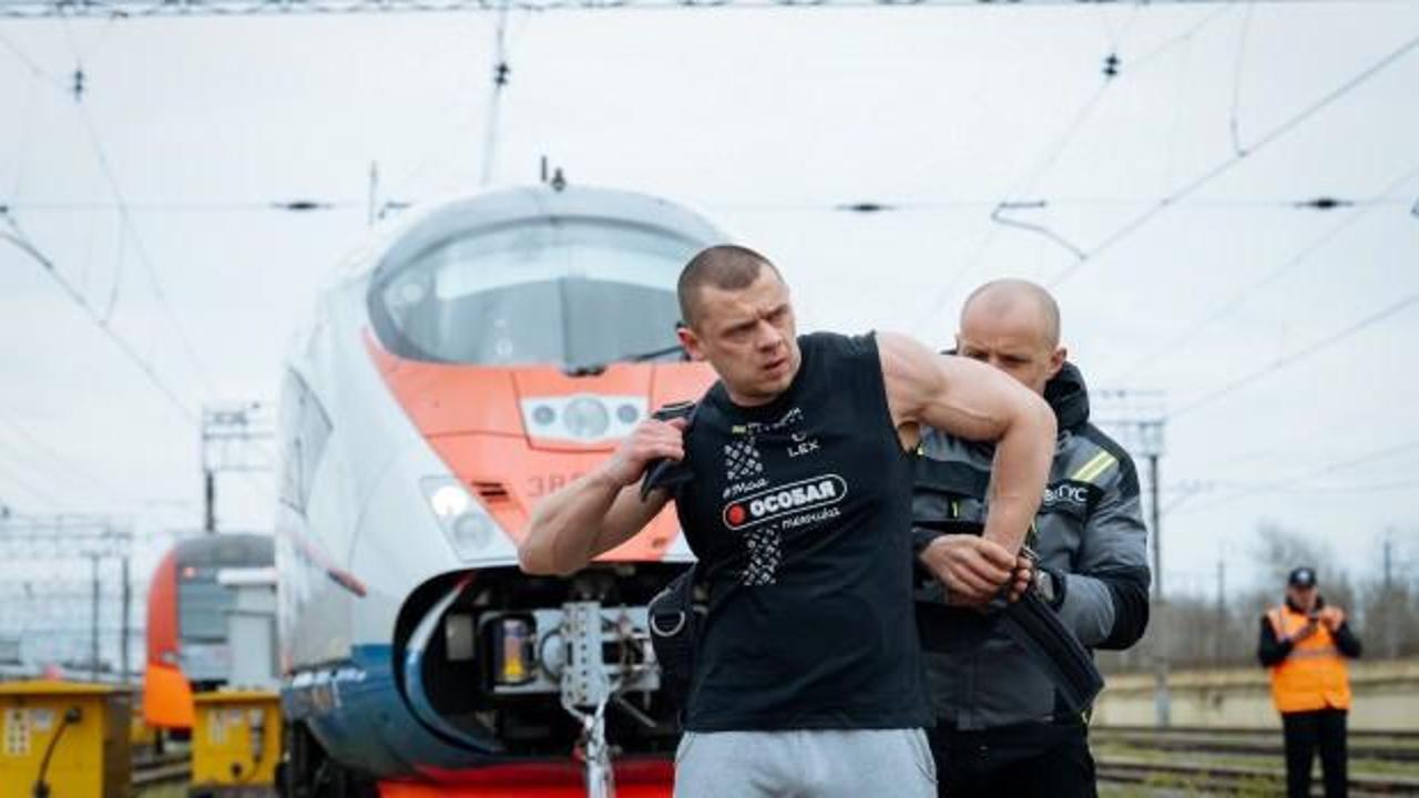 650 tonluk treni &ccedil;ekerek d&uuml;nya rekoru kırdı