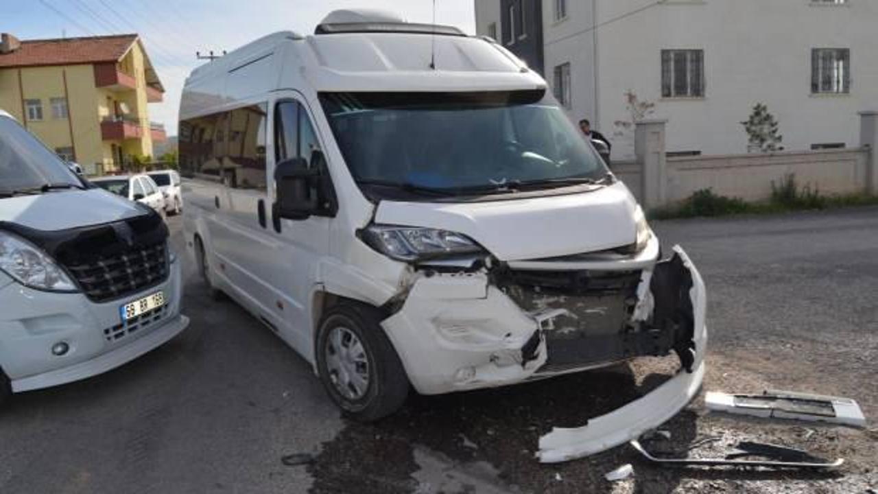 Aksaray'da işçi servisiyle otomobil çarpıştı: 7 yaralı