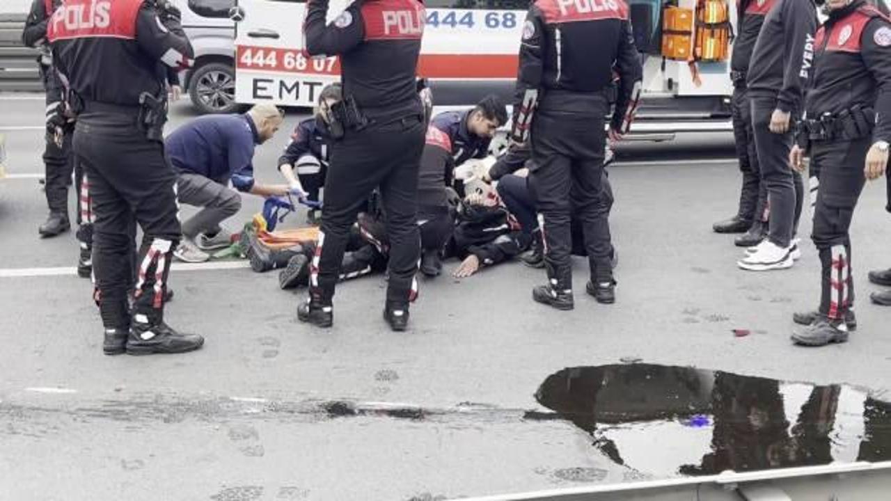 Bakırk&ouml;y'de motosikletli 2 polis ticari taksiye arkadan &ccedil;arptı