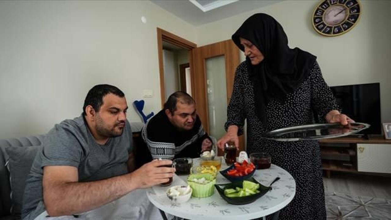 Engelli iki oğluna yıllardır şefkatle bakıyor