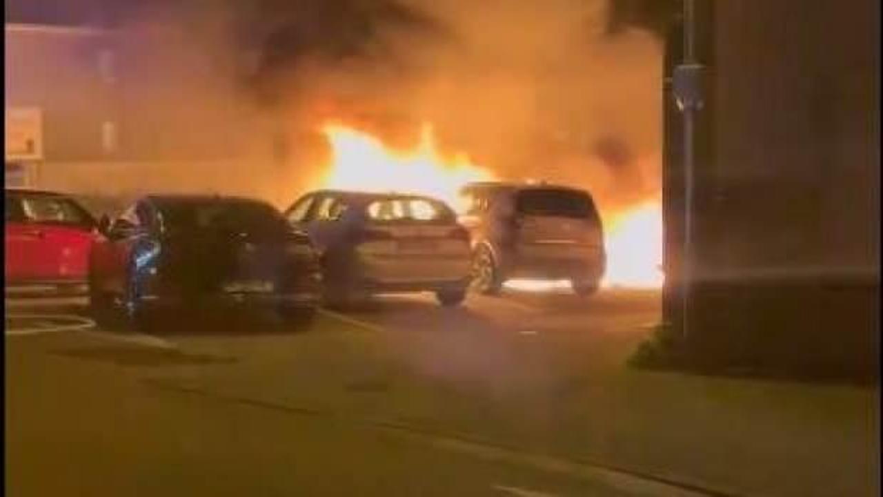Fransa'da bir caminin önündeki 9 araç yandı