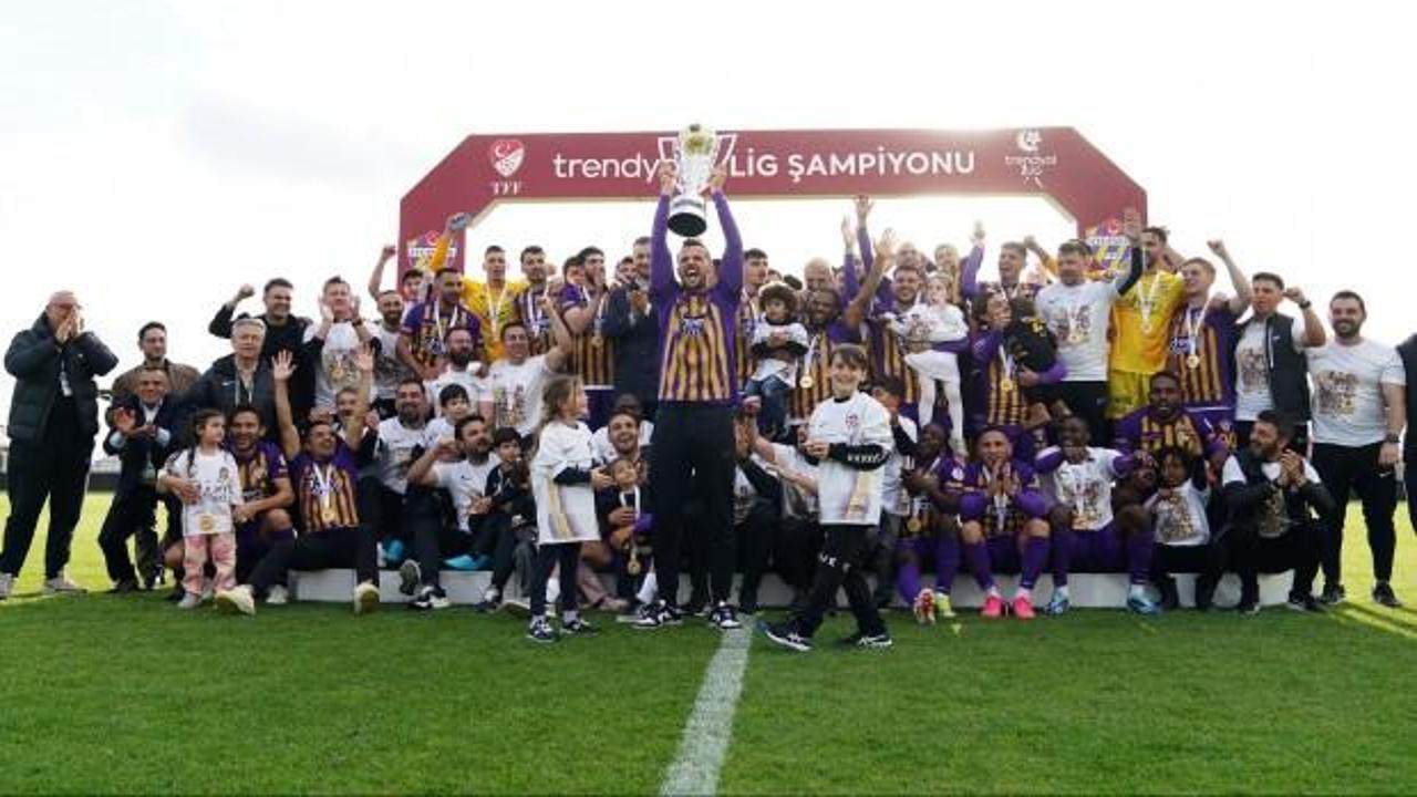 Şampiyon Eyüpspor kupasını aldı