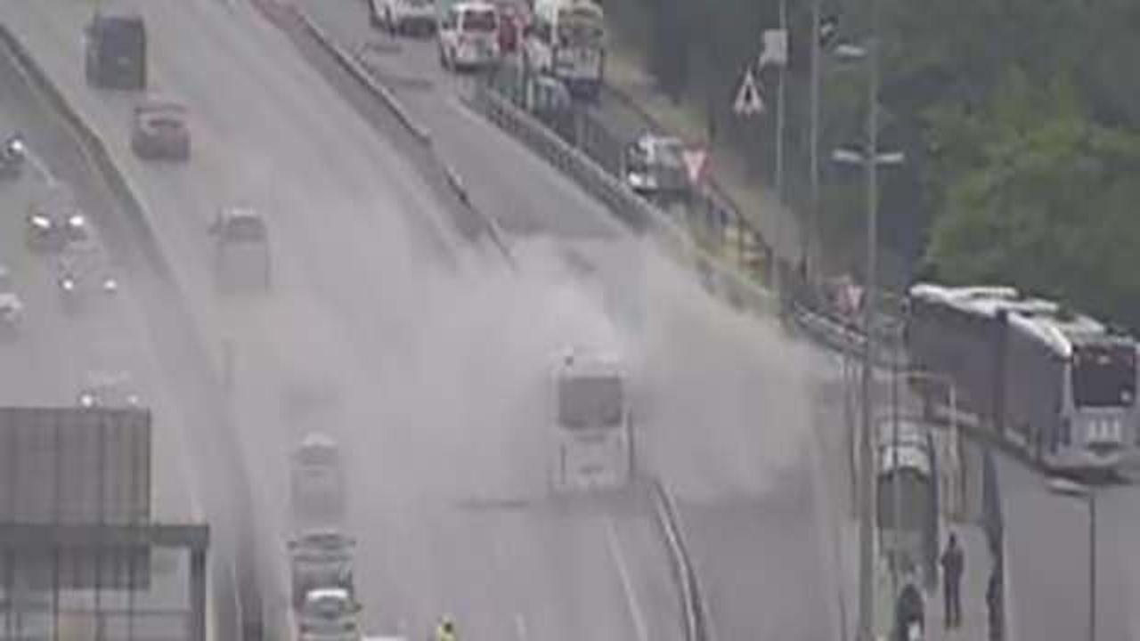 &Uuml;sk&uuml;dar'da yanan midib&uuml;s k&ouml;pr&uuml; trafiğini durdurdu!