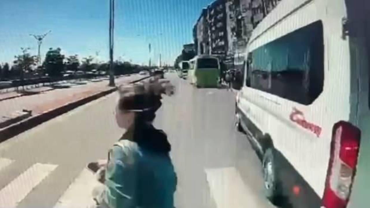 İzmit'te feci kaza: Otomobilin çarptığı kadın havalanarak takla attı!