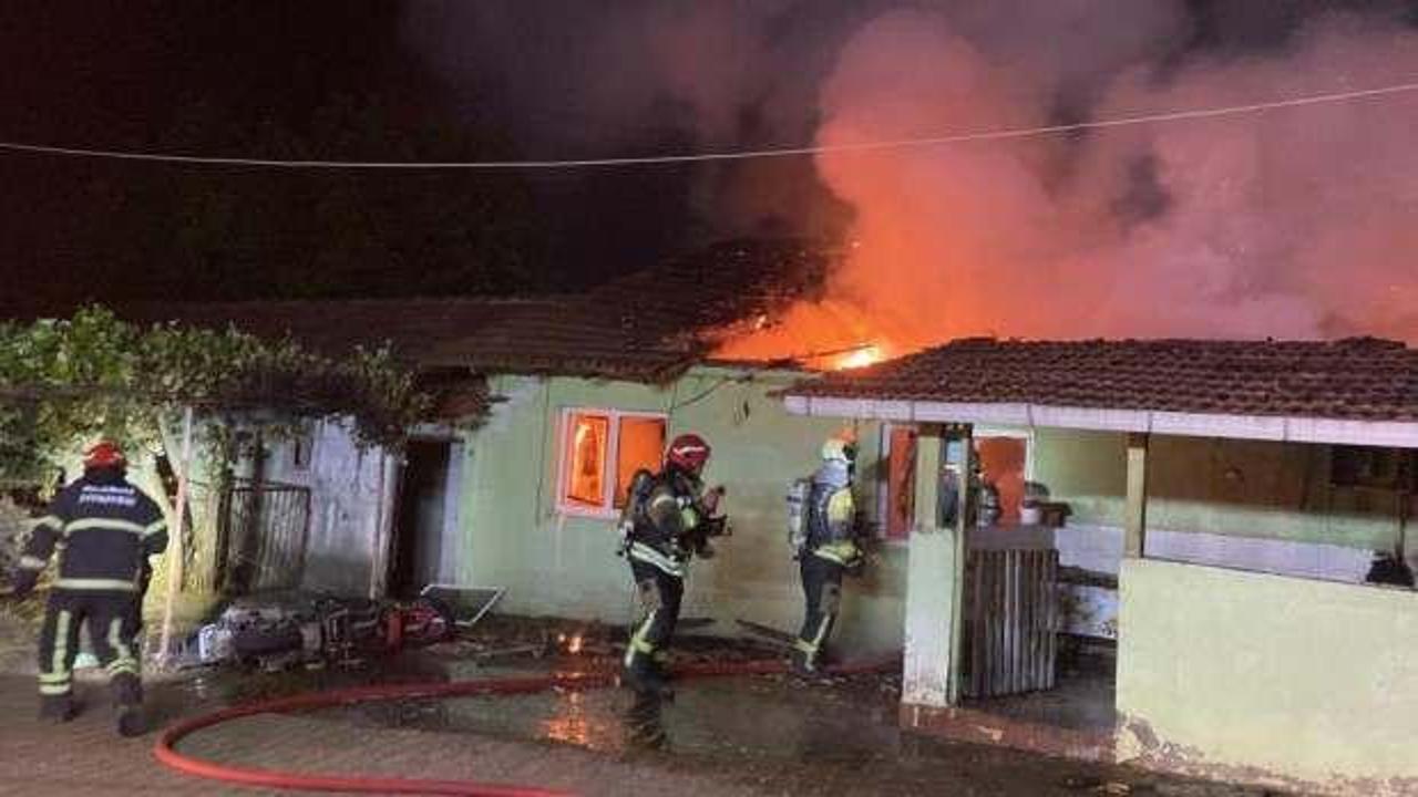 Annesinin de i&ccedil;inde bulunduğu evi ateşe verdi