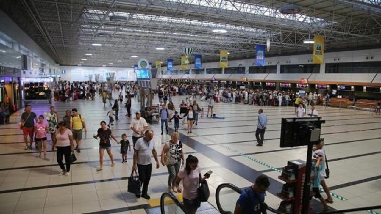 Antalya Havalimanı'nda 4 polis ve 38 &ouml;zel g&uuml;venlik g&ouml;revlisi gıda zehirlenmesi yaşadı