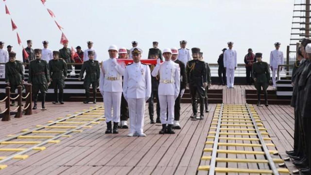 Atatürk'ü temsil eden bayrak karaya çıkarıldı