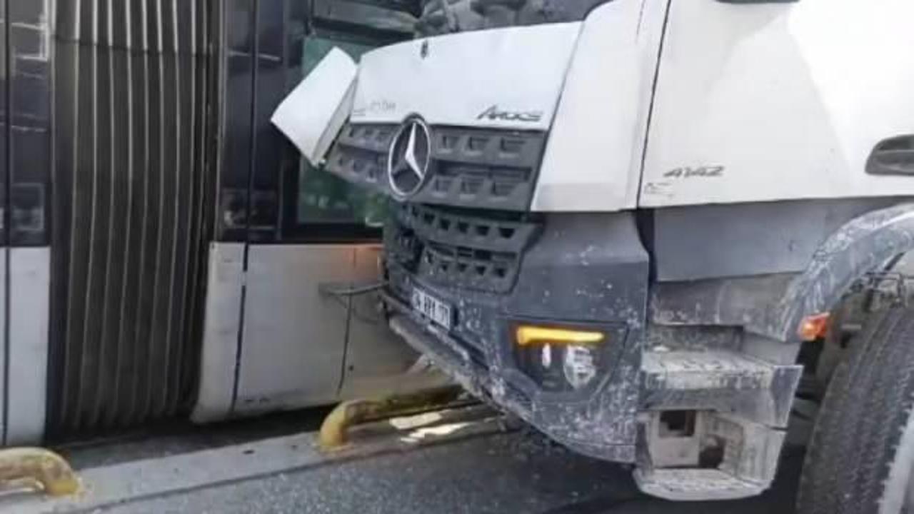 Korkutan kaza! Beton mikseriyle tramvay &ccedil;arpıştı