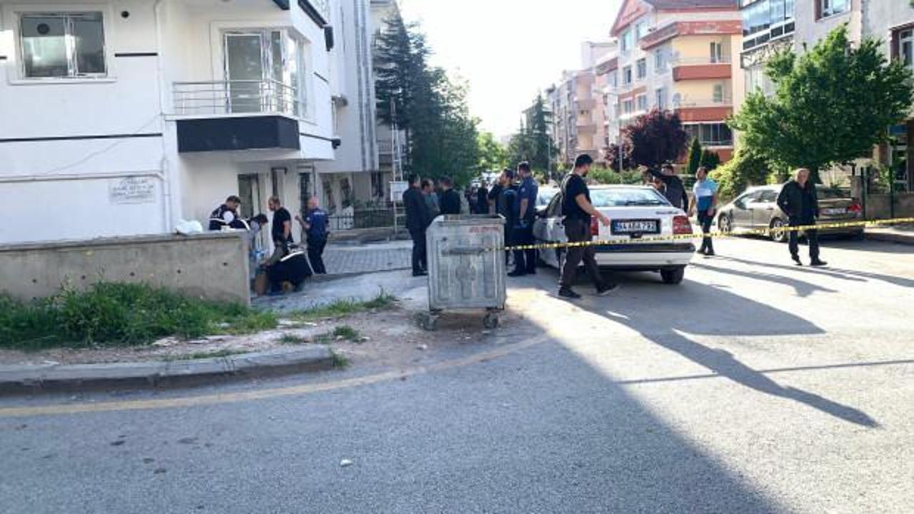 Emekli polis, tartıştığı m&uuml;teahhiti sokak ortasında &ouml;ld&uuml;rd&uuml;