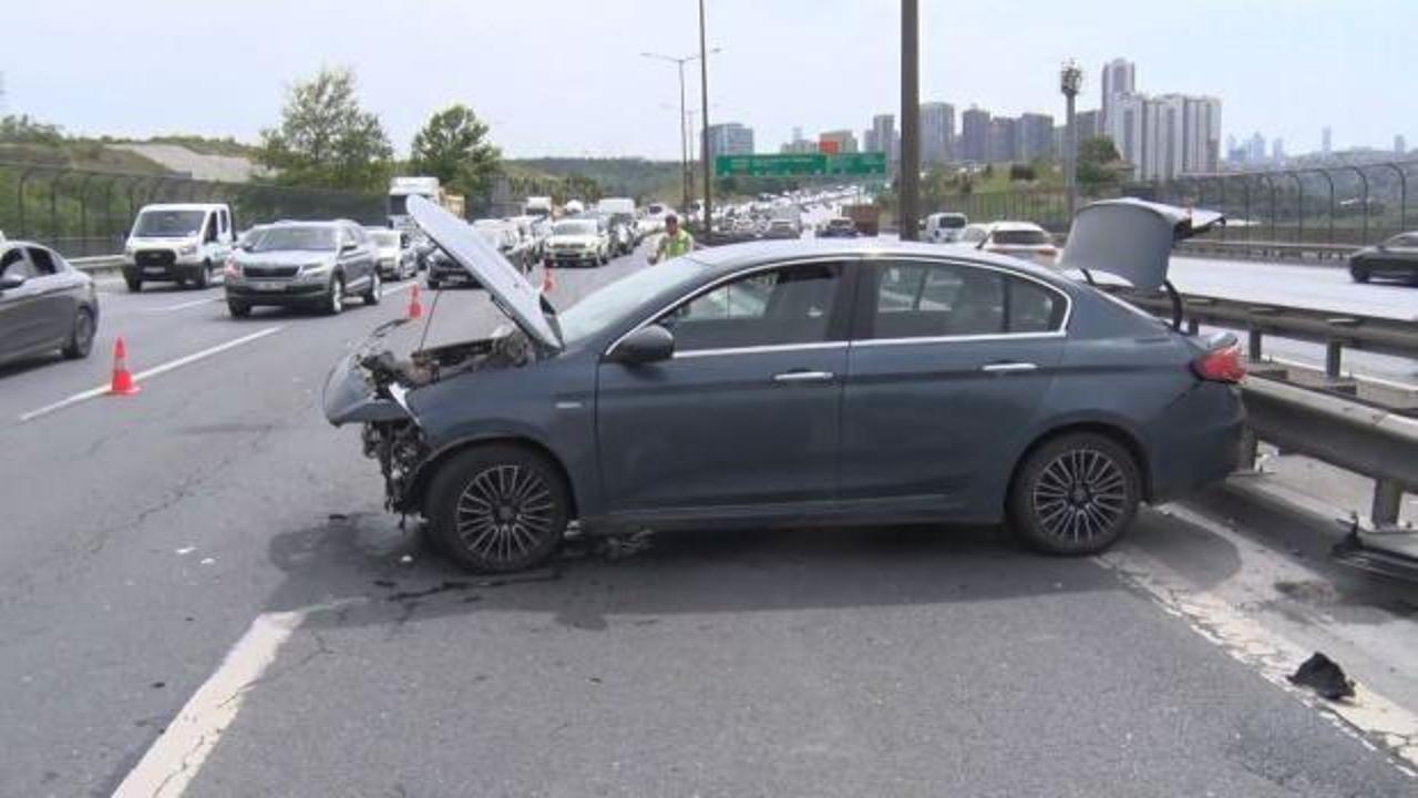 Ey&uuml;psultan'da makas atan alkoll&uuml; s&uuml;r&uuml;c&uuml; zincirleme kazaya neden oldu!