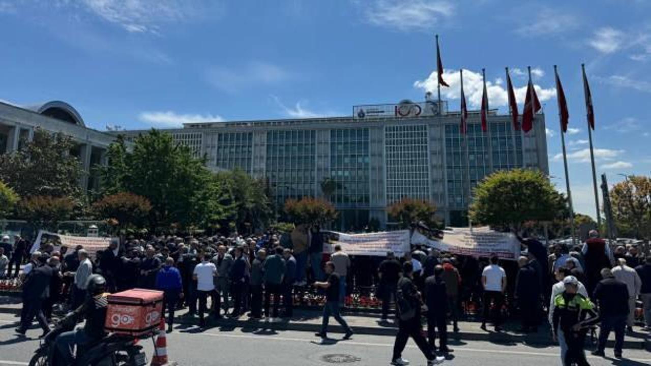 İETT'ye bağlı özel halk otobüsü sahiplerinden İBB binası önünde protesto gösterisi