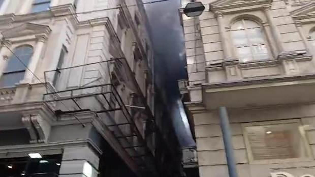 İstiklal Caddesi'nde iş yerinde yangın &ccedil;ıktı