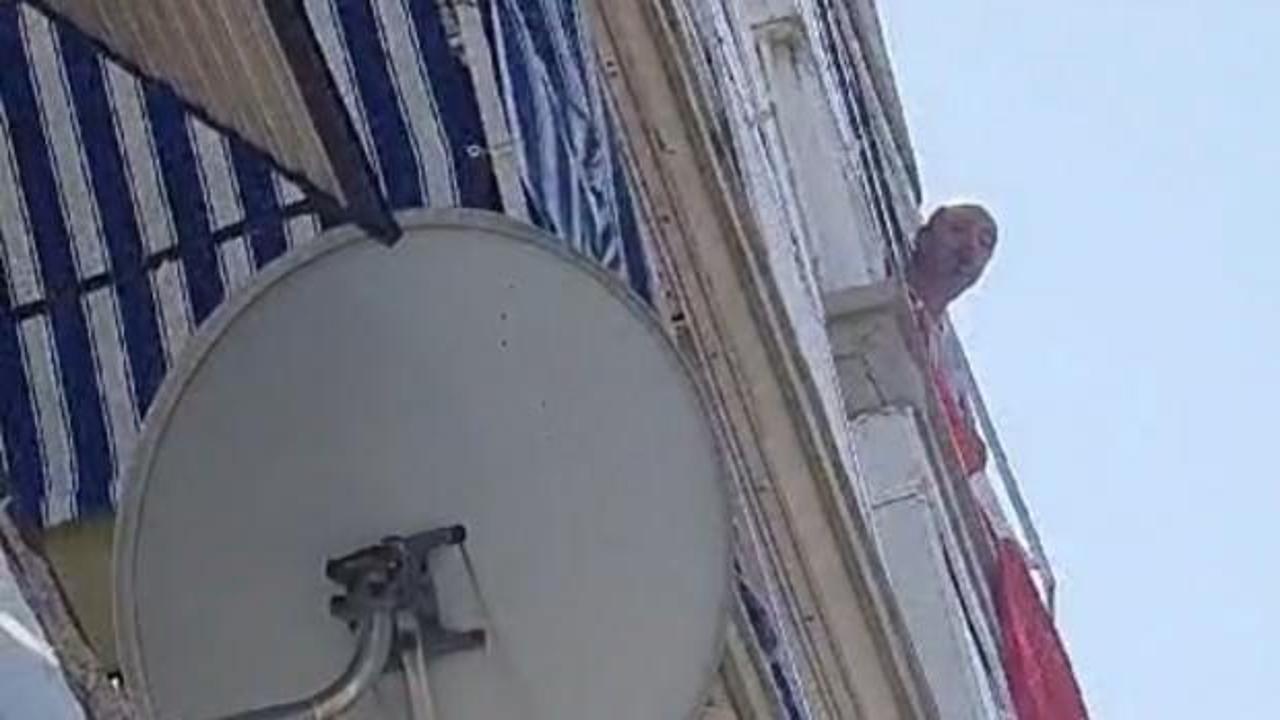 İzmir'de bir mahalleyi karıştıran adam! 6. kattan eline ne ge&ccedil;tiyse aşağı fırlattı