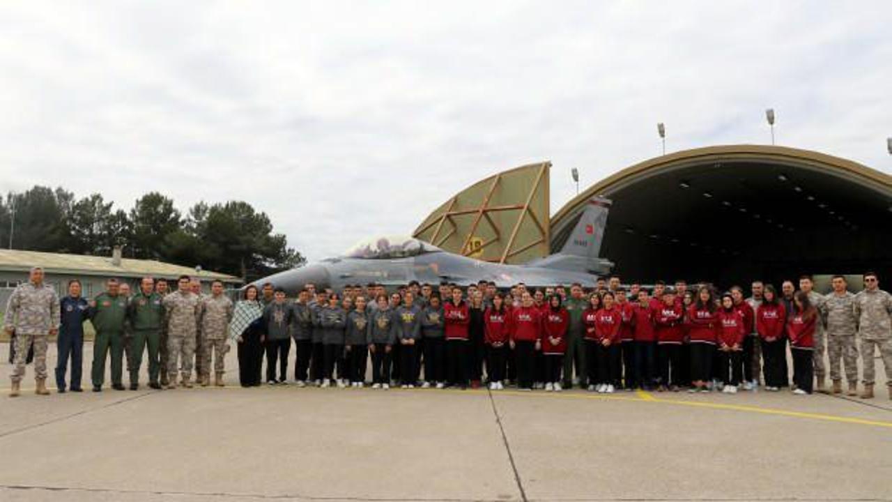 Lise öğrencilerinden Merzifon 5. Ana Jet Üs Komutanlığına ziyaret