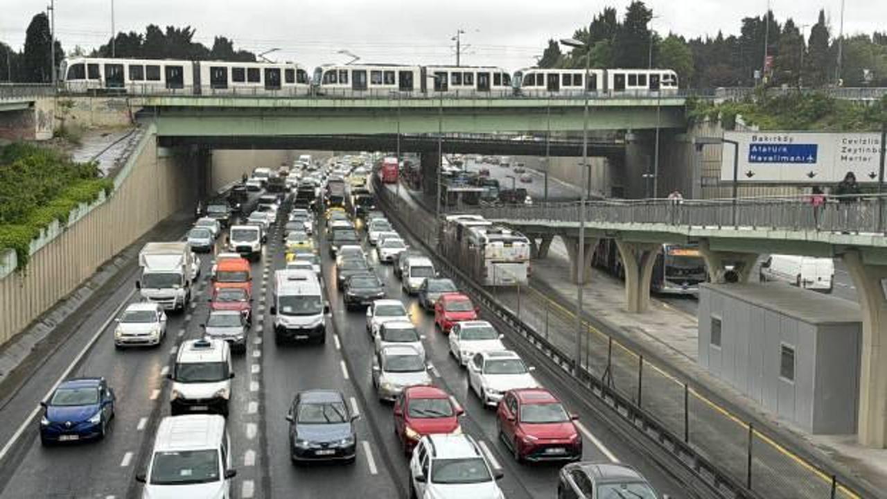 Megakentte yağmurun etkisi: Ulaşım &ccedil;ileye d&ouml;nd&uuml;