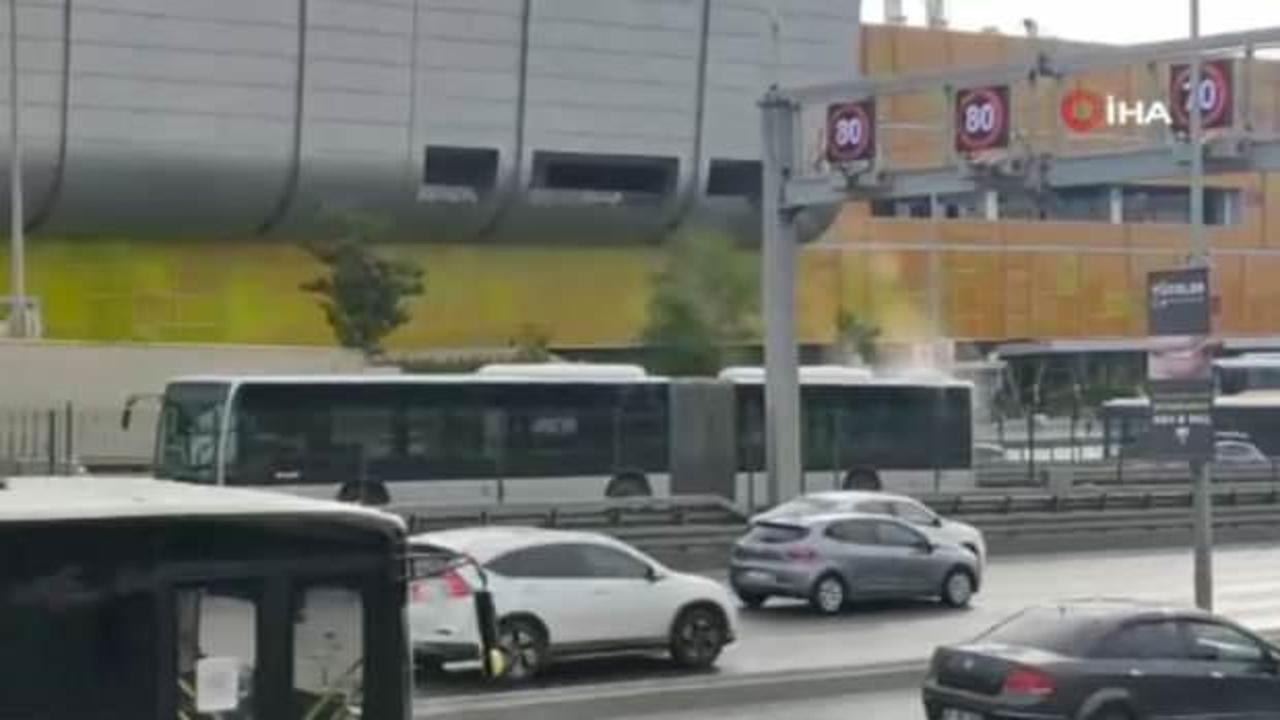 Metrob&uuml;ste korku dolu anlar: Dumanlar y&uuml;kseldi, yolcular tahliye edildi!