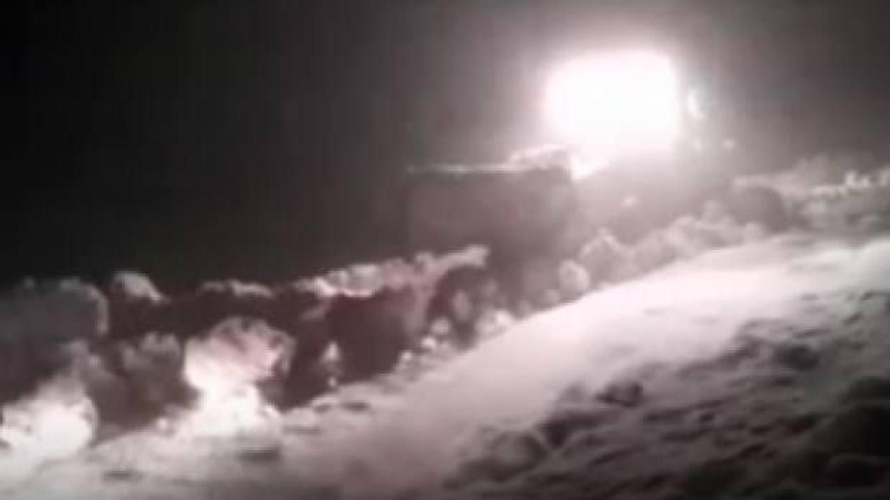 Minib&uuml;s kar nedeniyle yolda kaldı, ekipler kurtardı