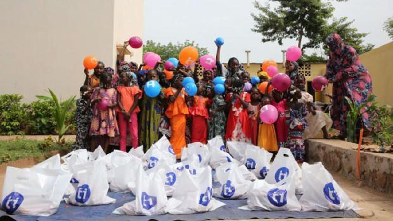 Yetim Vakfı &lsquo;G&uuml;l&uuml;ş&uuml;ne Kurban&rsquo; diyerek kıtalar aşıyor