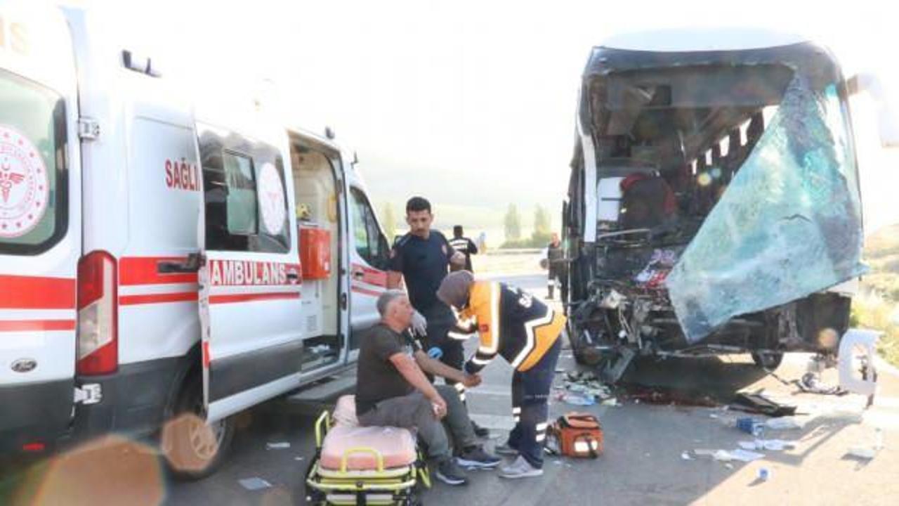 Yolcu otobüsü ve kamyonet kafa kafaya çarpıştı