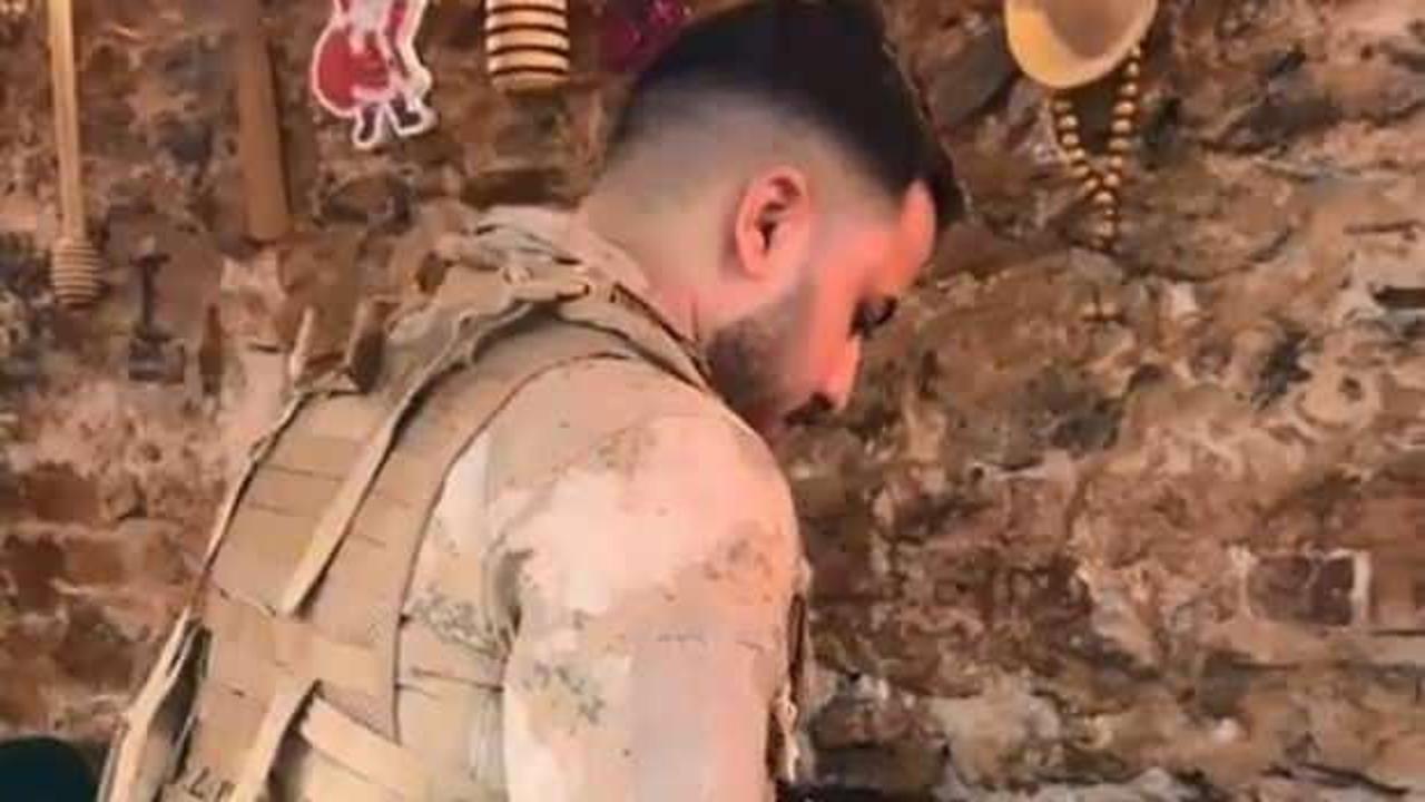 Askeri &uuml;niformalı garsona hapis talebi