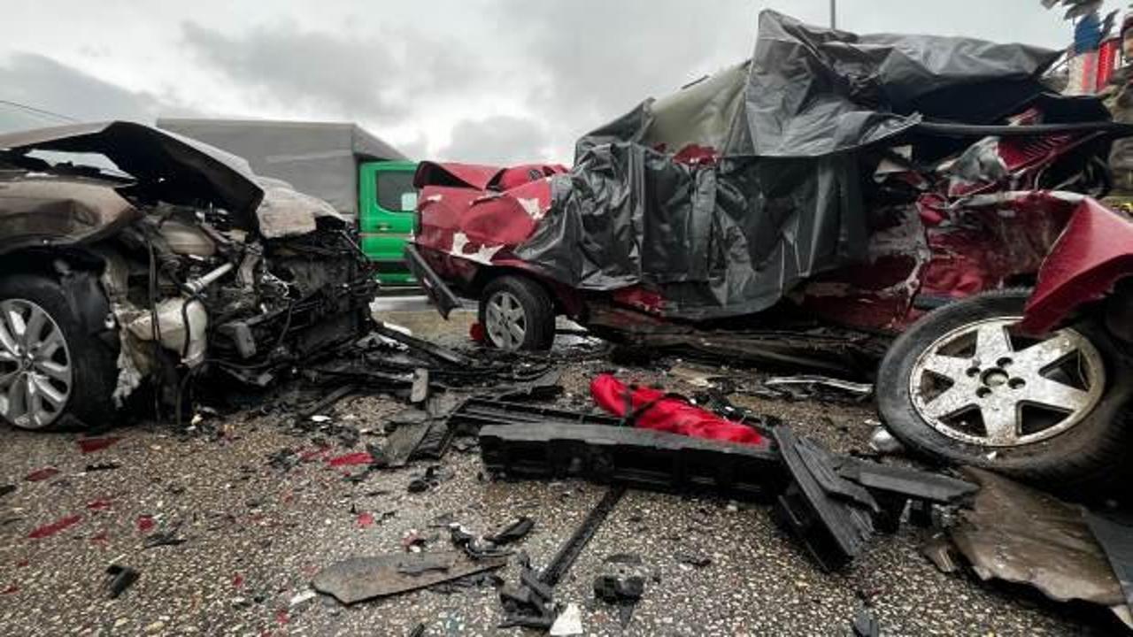 Bursa'da karşı şeride ge&ccedil;en otomobil, ciple &ccedil;arpıştı: 2 &ouml;l&uuml;, 1 yaralı