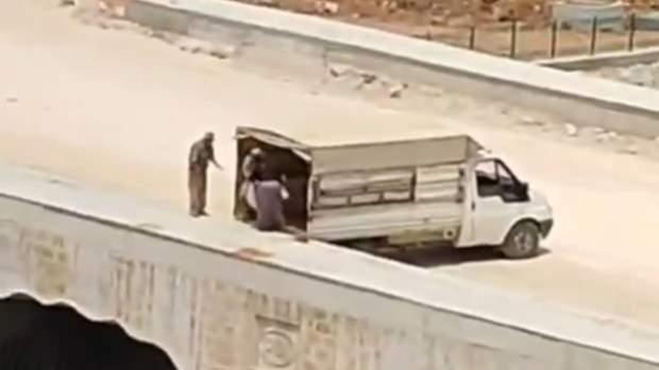 Mardin&rsquo;de skandal g&ouml;r&uuml;nt&uuml;! Kamyonetteki &ccedil;&ouml;pleri dereye boşalttılar