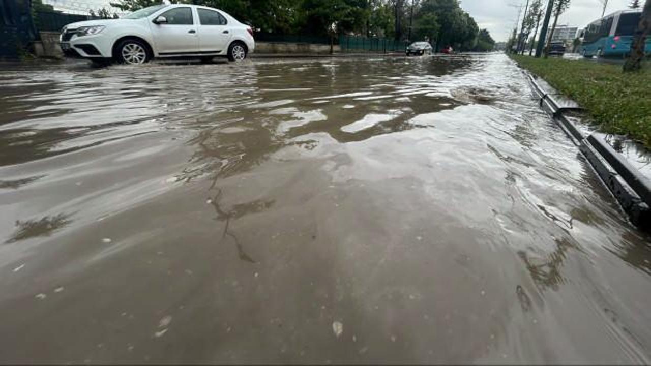 Sivas'ı sağanak vurdu! Cadde ve sokaklar suyla doldu