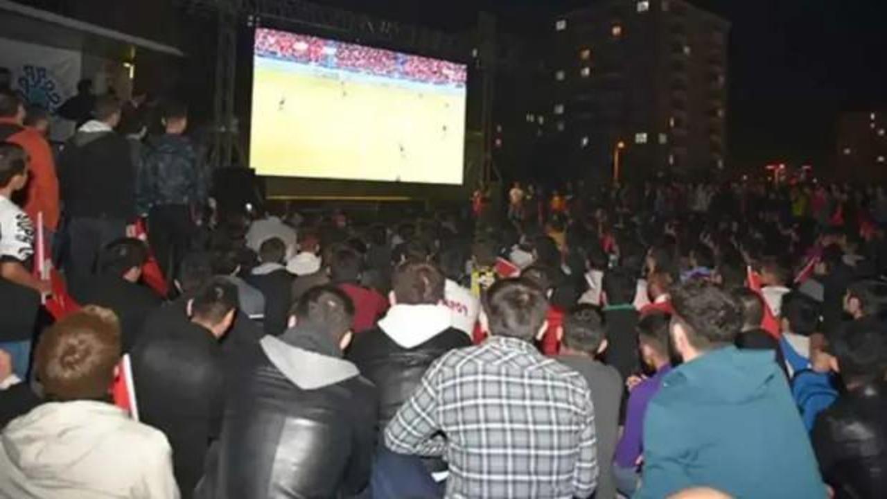 Trabzonspor taraftarları, finali dev ekrandan takip ediyor