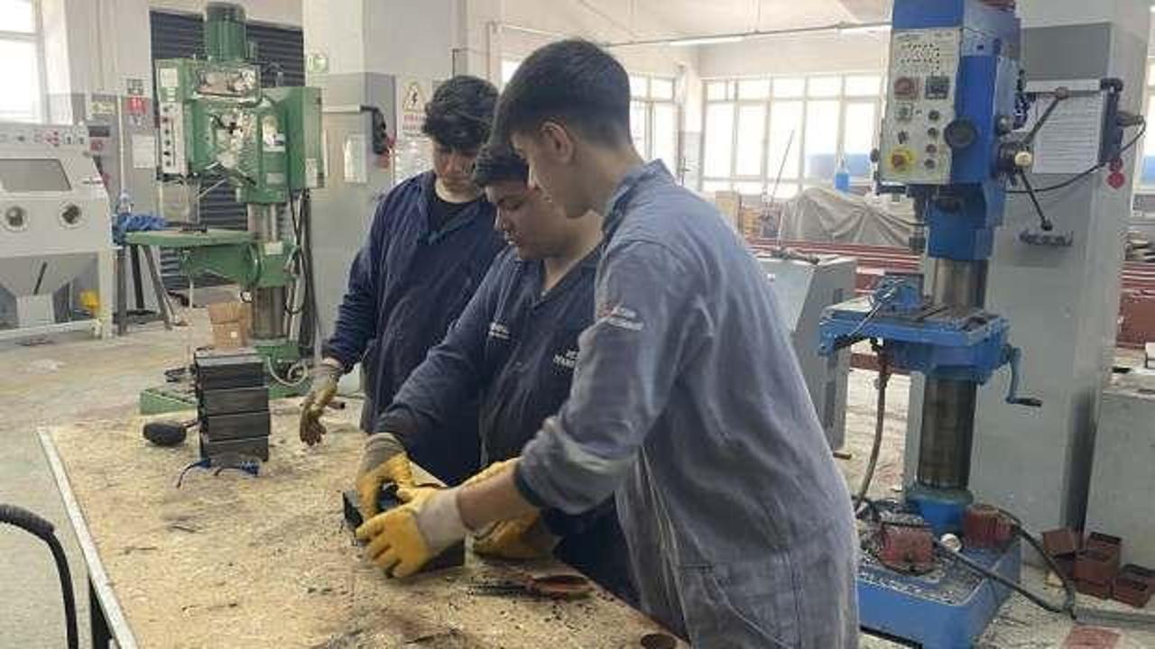 Yıllık gelirlerini duyan fabrika sanıyor ama burası bir okul!