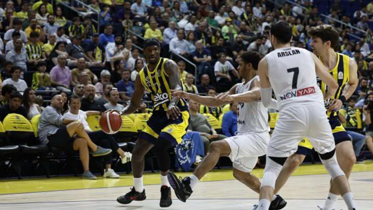 Beşiktaş'ı deviren Fenerbah&ccedil;e 2-0 &ouml;ne ge&ccedil;ti!