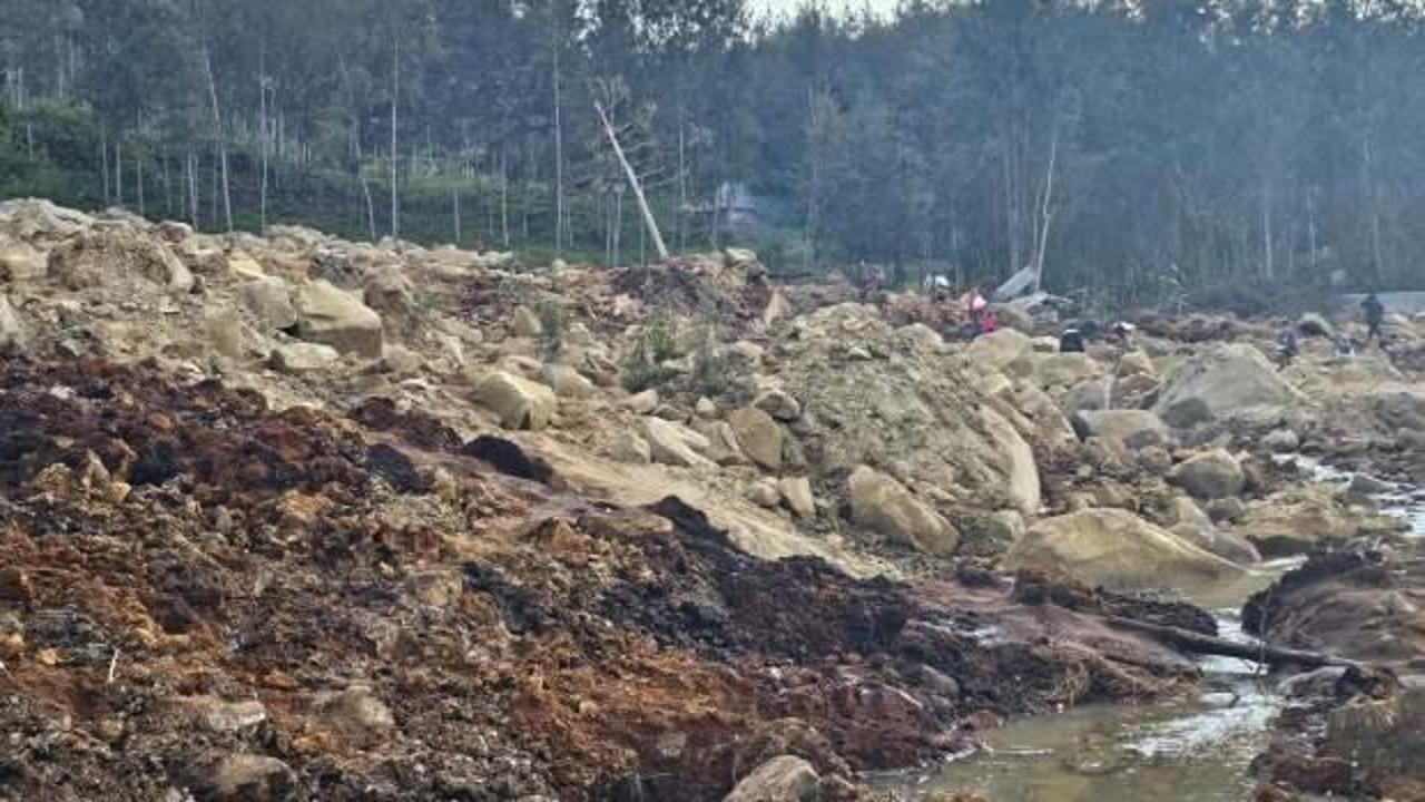 Felaketi yaşayan Papua Yeni Gine'de zor şartlar: Ka&ccedil;mak zorundayız &ccedil;&uuml;nk&uuml; kayalar d&uuml;ş&uuml;yor