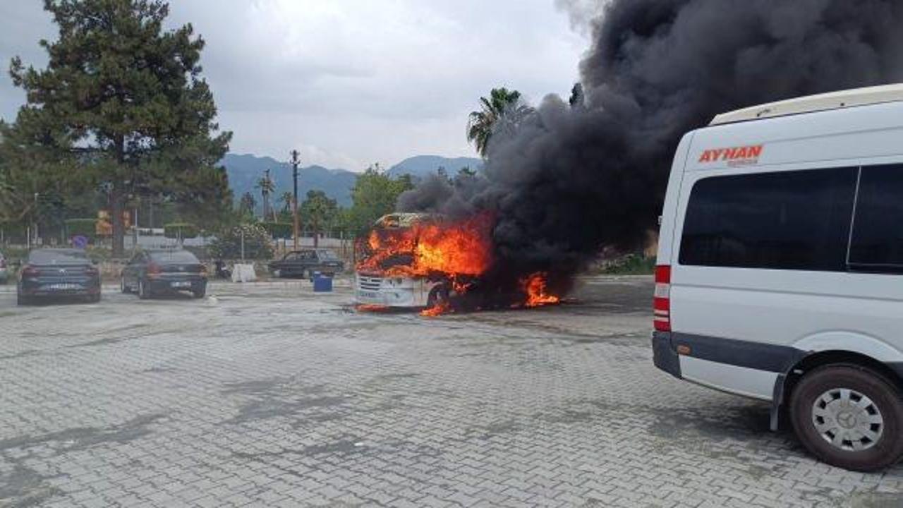 Hatay'da korkutan yangın: Minibüs kullanılamaz hale geldi