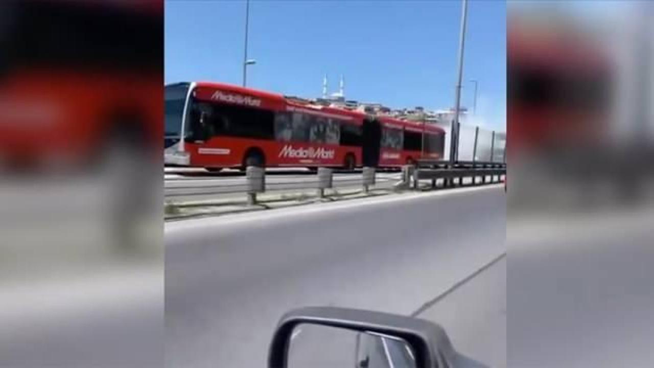 İstanbul'da seyir halindeki metrobüste çıkan yangın söndürüldü