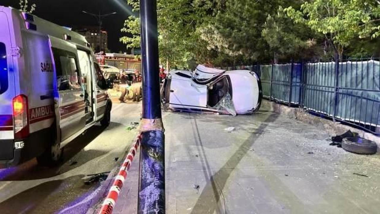 Kontrolden çıkan otomobil aydınlatma direğine çarptı: 1 ölü