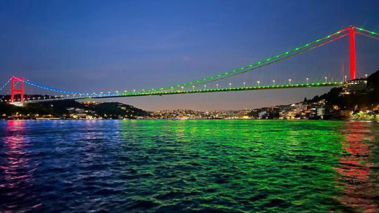 İstanbul'da köprüler Azerbaycan bayrağının renkleriyle ışıklandırıldı