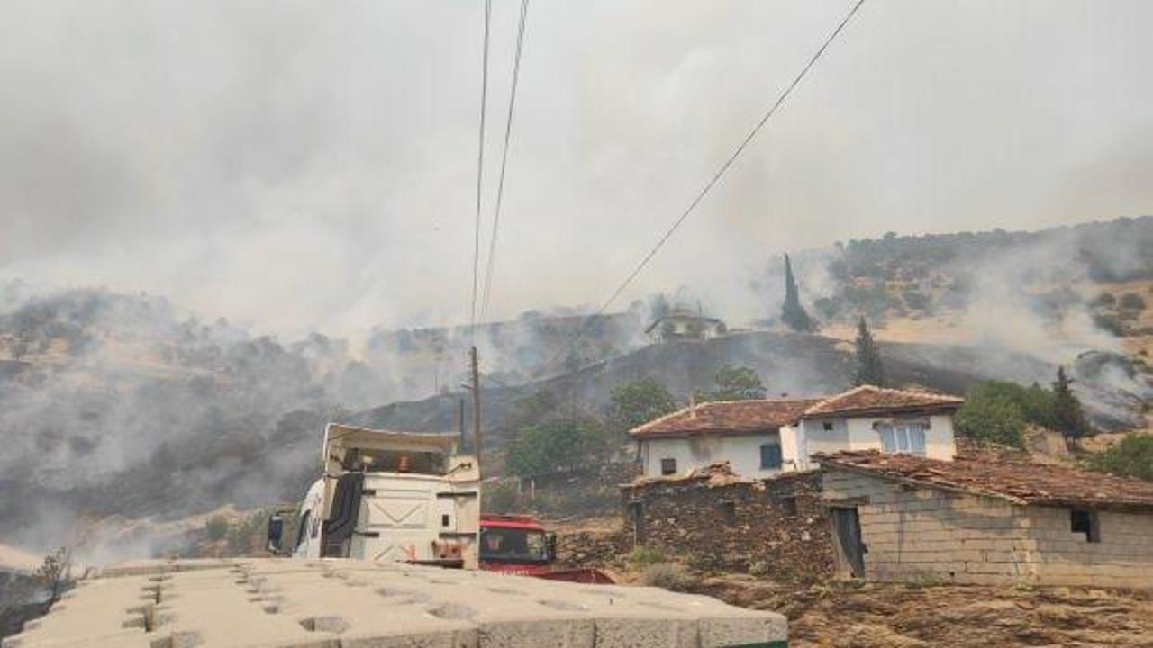 Manisa-Uşak sınırında yangın! Çok sayıda ekip bölgede!