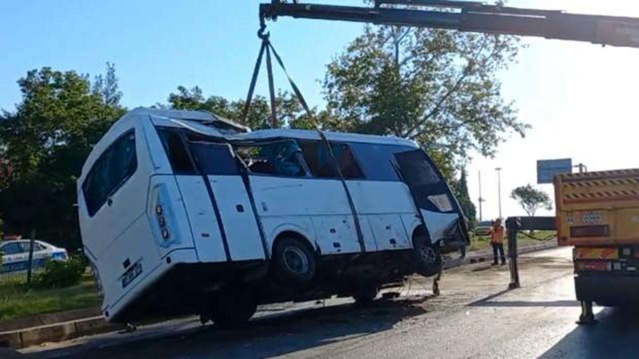 Servis midibüsü devrildi: 1 ölü 7 yaralı