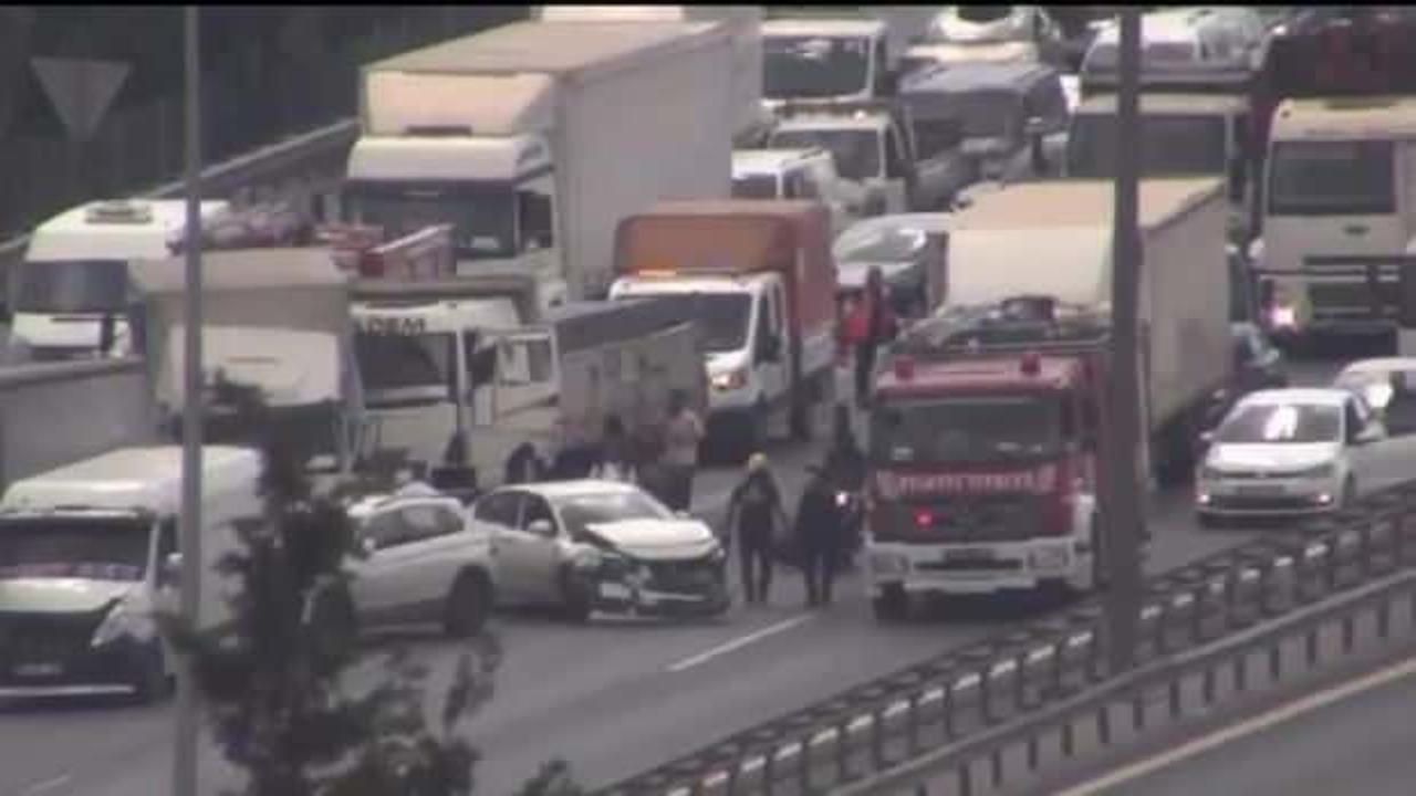TEM Otoyolu'nda 10 ara&ccedil;lık zincirleme kaza!