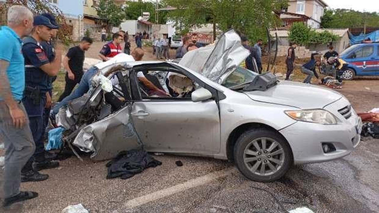 Tır ile &ccedil;arpışan otomobil hurdaya d&ouml;nd&uuml;: 2 &ouml;l&uuml;, 3 yaralı