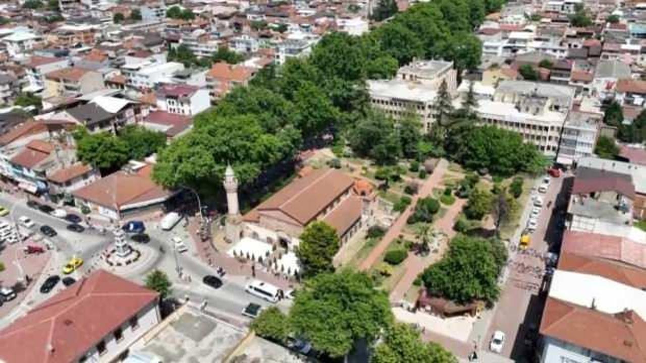 4 imparator ta&ccedil; giydi, o b&ouml;l&uuml;m hala korunuyor