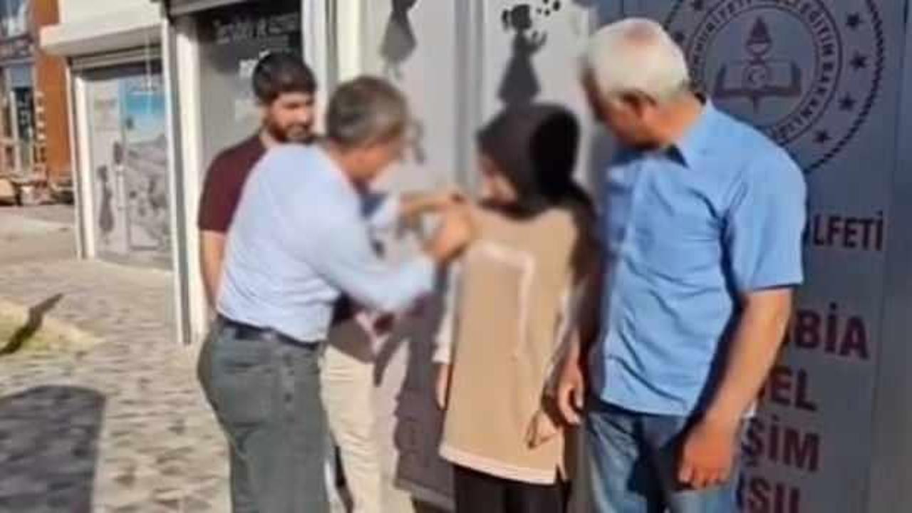 Sınavda tüm soruları yanlış yapan kıza çeyrek altın taktılar