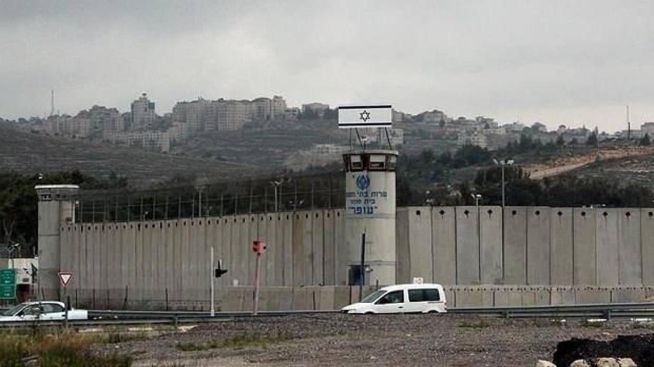 İsrail'deki bir g&ouml;zaltı merkezinde tutulan Filistinlilere insanlık dışı muamele