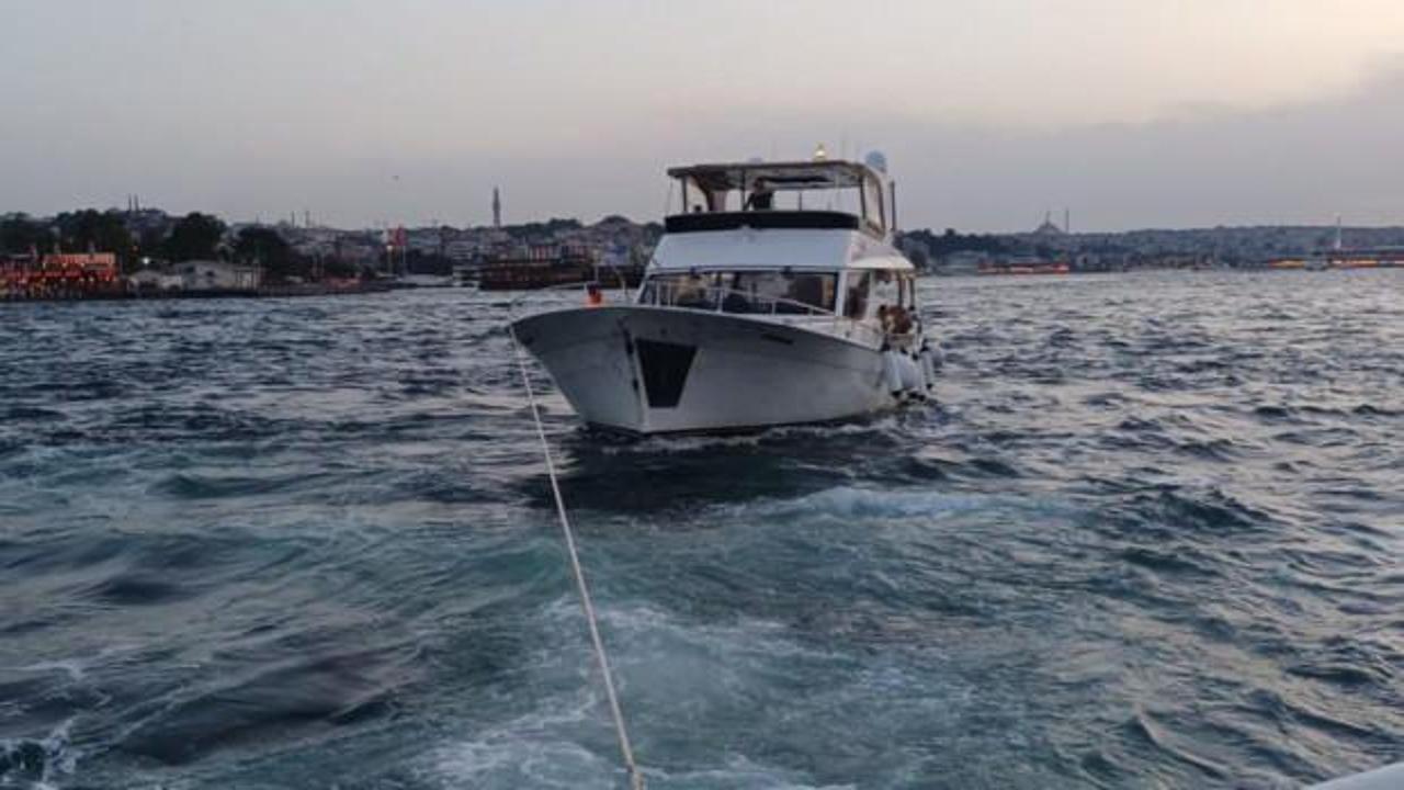 Makine arızası nedeniyle s&uuml;r&uuml;klenen tekne kurtarıldı