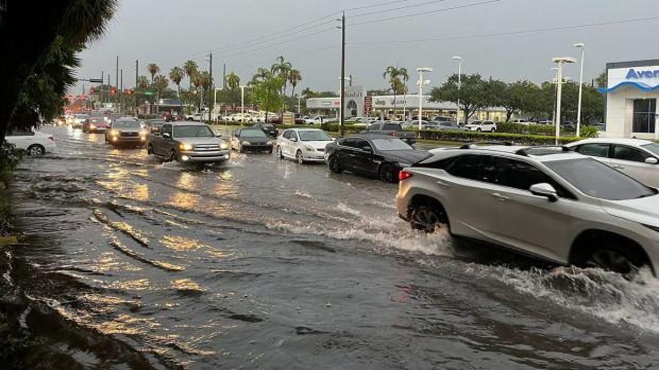 Florida eyaletinde etkili olan seller nedeniyle "acil durum" ilan edildi