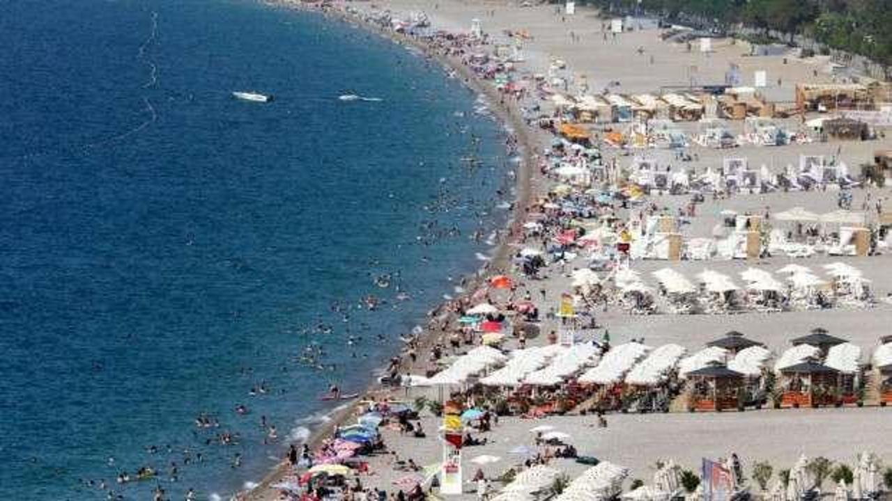 Antalya sahillerinde bayram kalabalığı