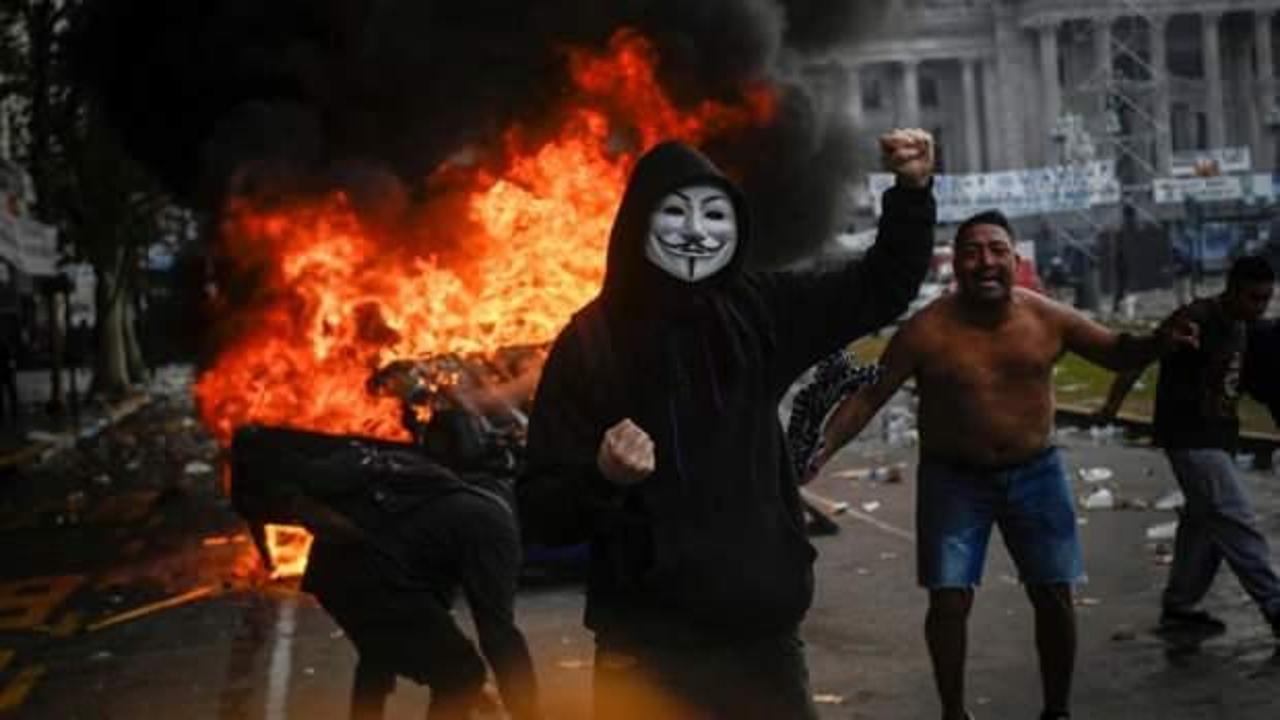 Arjantin'de Milei h&uuml;k&uuml;meti karşıtı şiddetli protestolarda 40 kişi yaralandı