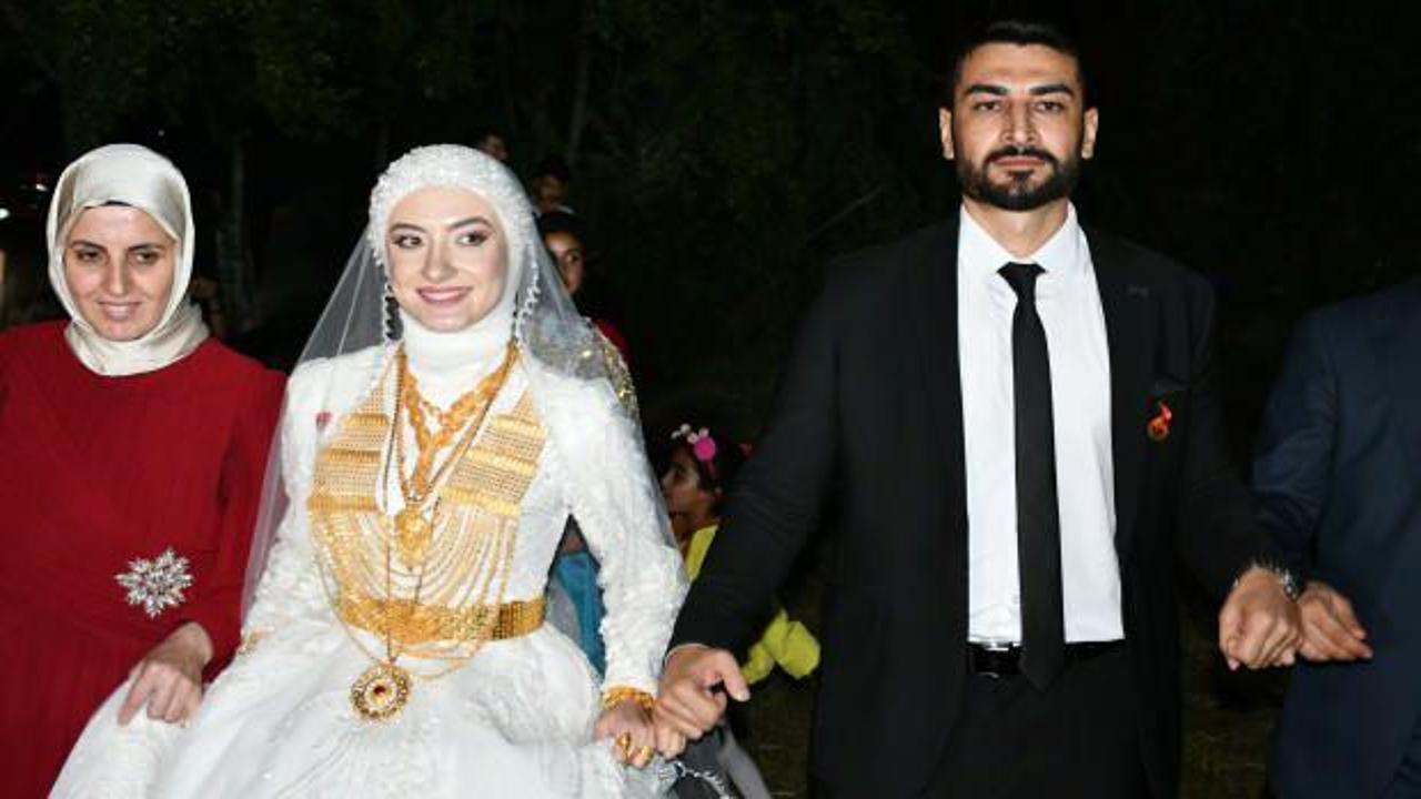 Aşiret d&uuml;ğ&uuml;n&uuml;nde dudak u&ccedil;uklatan takı: Geline 2 kilo altın, damada 2,7 milyon lira