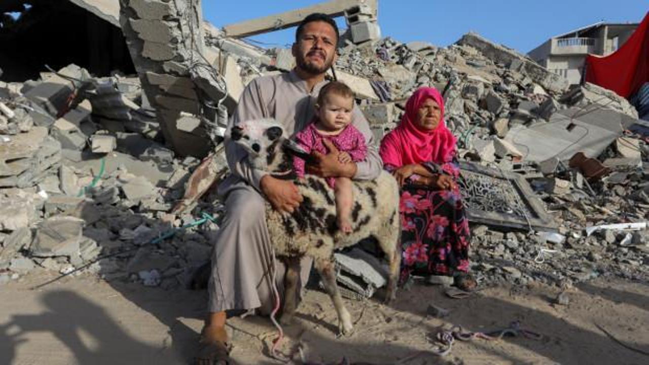 Gazze halkı, İsrail saldırılarına rağmen enkazların arasında kurbanlarını kesti